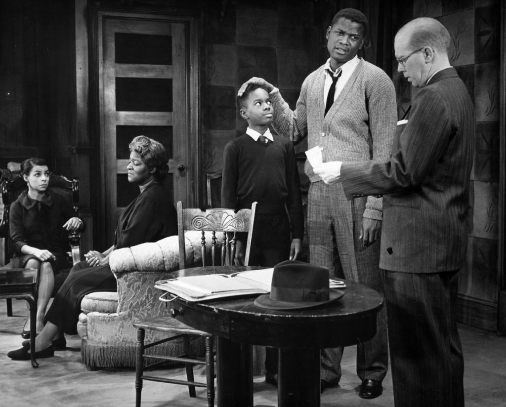 Scene from the play. Ruby Dee as Ruth, Claudia McNeil as Lena, Glynn Turman as Travis, Sidney Poitier as Walter, and John Fiedler as Karl Lindner.